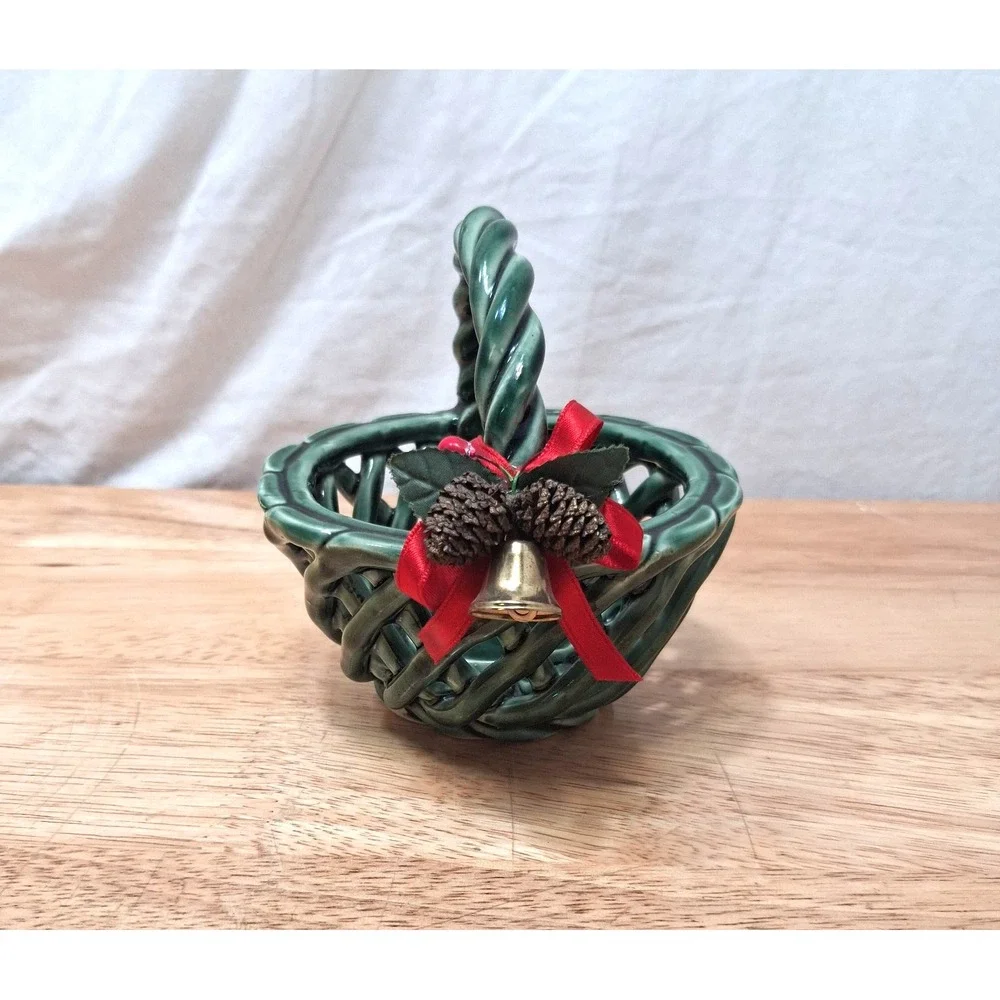 Green Round Ceramic Basket Woven Lattice w/Handle Pinecones Bow Bell Christmas